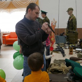 Участники конкурса "Мой папа самый лучший" на выставке военной атрибутики