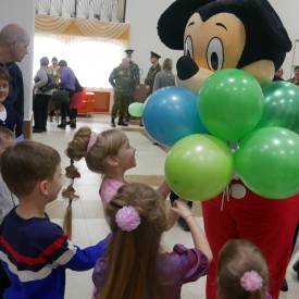 Микки-Маус раздает шарики детям